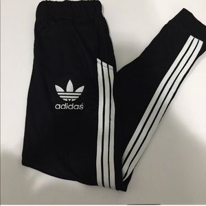 ✨NWOT✨ Adidas Embroidered 3 Stripped Leggings